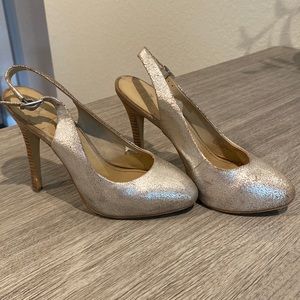 BCBG | Beverly cracked silver leather pump sling back | 7